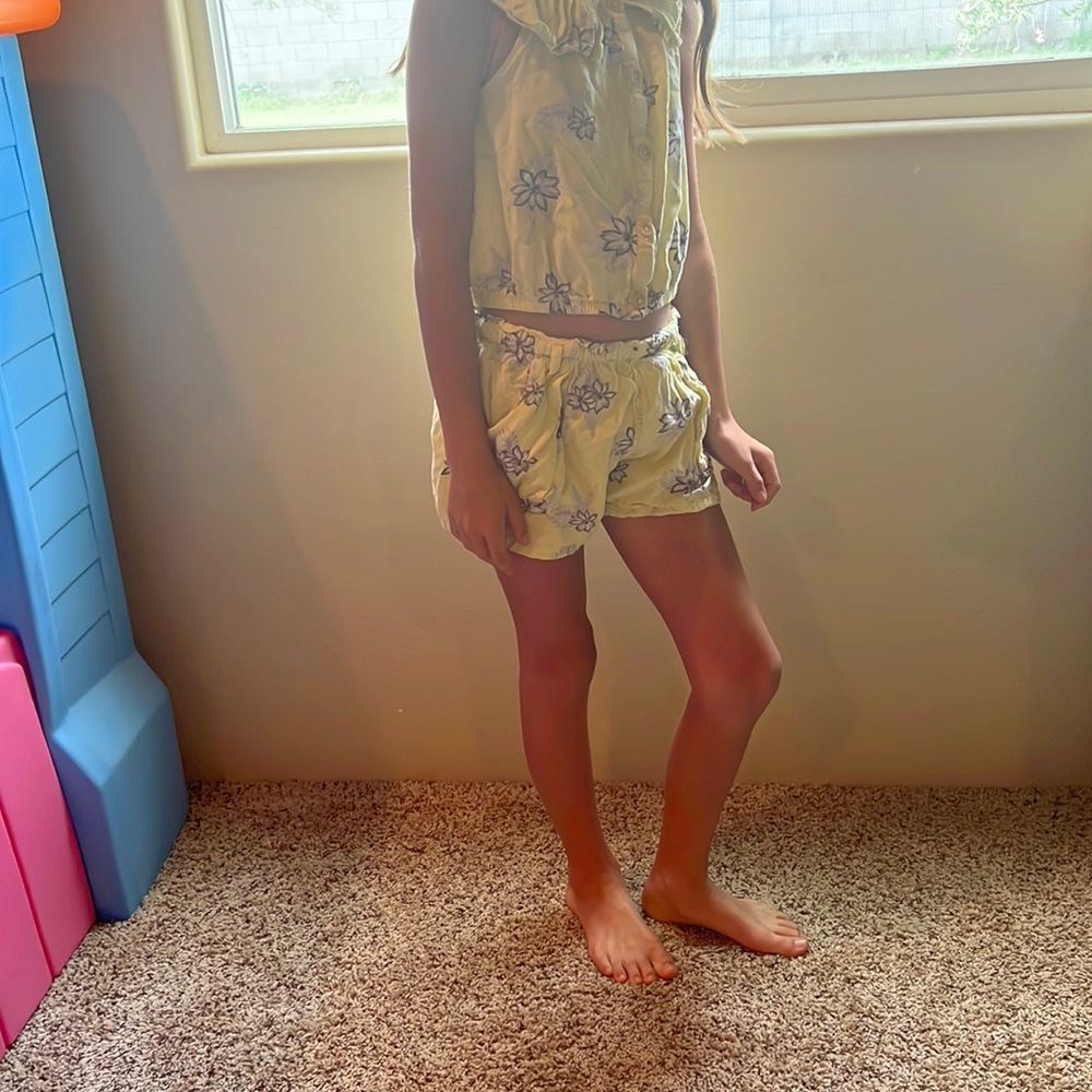 Jessica s. Two piece yellow button flower shirt and bottom for kids size M